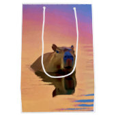 穏やかな湖から現れるカピバラ ミディアムペーパーバッグ (裏面)