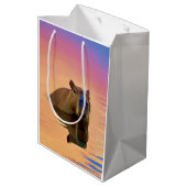 穏やかな湖から現れるカピバラ ミディアムペーパーバッグ (裏面アングル)