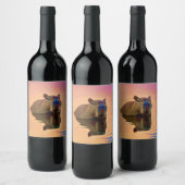 穏やかな湖から現れるカピバラ ワインラベル (ボトル)