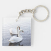 穏やかな湖で泳ぐ2羽の白鳥 キーホルダー (裏面)