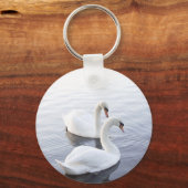 穏やかな湖で泳ぐ2羽の白鳥 キーホルダー (正面)