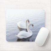 穏やかな湖で泳ぐ2羽の白鳥 マウスパッド (マウス)