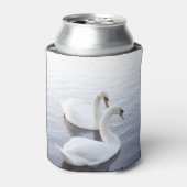 穏やかな湖で泳ぐ2羽の白鳥 缶クーラー (缶正面)