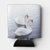 穏やかな湖で泳ぐ2羽の白鳥 缶クーラー (裏面)