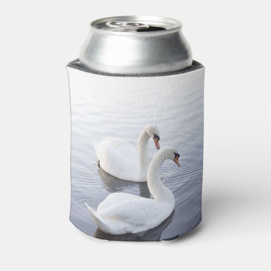穏やかな湖で泳ぐ2羽の白鳥 缶クーラー (缶裏面)