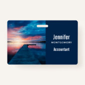 穏やかな湖に沈む美しい夕日 バッジ (正面)