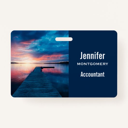 穏やかな湖に沈む美しい夕日 バッジ (裏面)