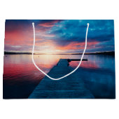 穏やかな湖に沈む美しい夕日 ラージペーパーバッグ (正面)