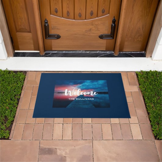 穏やかな湖に浮かぶ美しい夕日へようこそ ドアマット (室外)