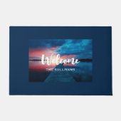 穏やかな湖に浮かぶ美しい夕日へようこそ ドアマット (正面)