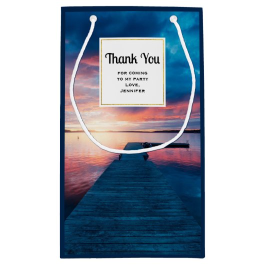 穏やかな湖に美しい夕日パーティーありがとう スモールペーパーバッグ (裏面)