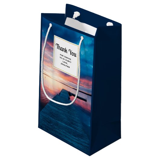 穏やかな湖に美しい夕日パーティーありがとう スモールペーパーバッグ (裏面アングル)