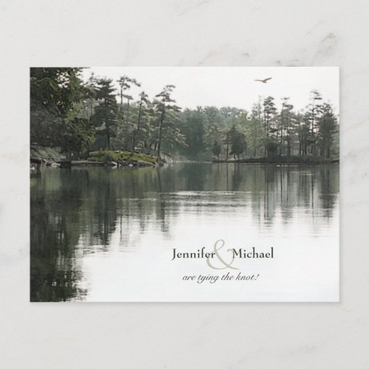 穏やかな湖のほとりの緑豊かな木々と水面の反射が美しい結婚式の風景 案内ポストカード (正面)