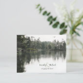 穏やかな湖のほとりの緑豊かな木々と水面の反射が美しい結婚式の風景 案内ポストカード (スタンド正面)