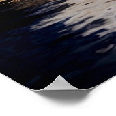 穏やかな湖の上の劇的な夕日 ポスター (角)