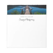 穏やかな湖の上の夜の木製桟橋 ノートパッド (正面)