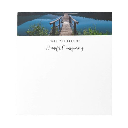 穏やかな湖の上の夜の木製桟橋 ノートパッド (正面)