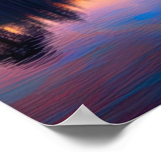 穏やかな湖の上の黄金の夕日 ポスター (角)