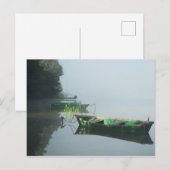 穏やかな湖の水の上のボート – はがき (正面/裏面)