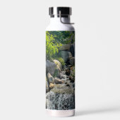 穏やかな滝のシーン穏やかな自然の森の美しい ウォーターボトル (左面)