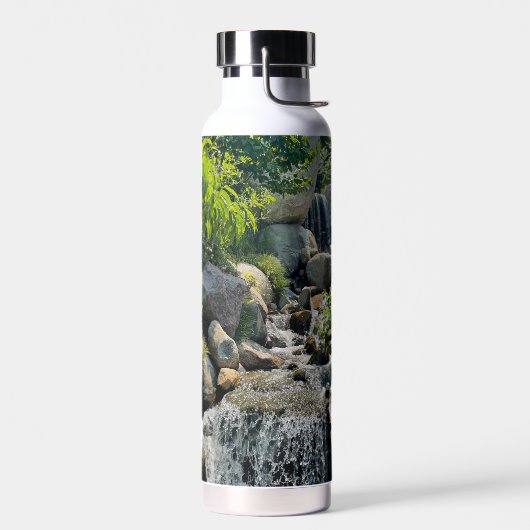 穏やかな滝のシーン穏やかな自然の森の美しい ウォーターボトル (左面)