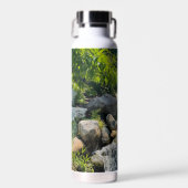 穏やかな滝のシーン穏やかな自然の森の美しい ウォーターボトル (正面)