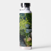 穏やかな滝のシーン穏やかな自然の森の美しい ウォーターボトル (右面)