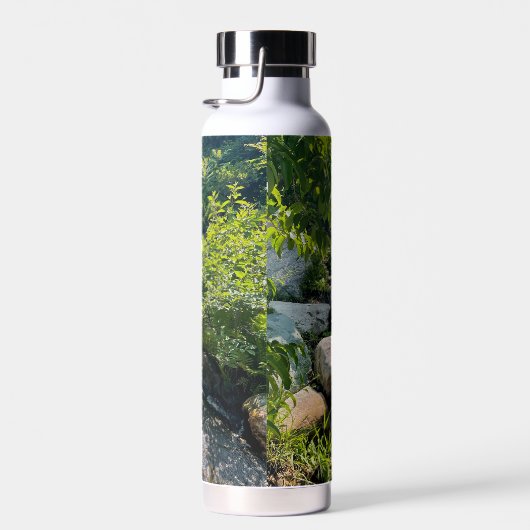 穏やかな滝のシーン穏やかな自然の森の美しい ウォーターボトル (右面)