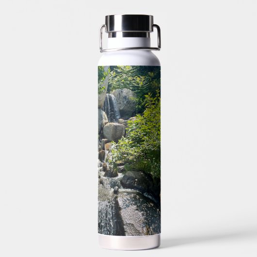 穏やかな滝のシーン穏やかな自然の森の美しい ウォーターボトル (背面)