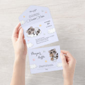 穏やかな男の赤ちゃんラクーンブルーベビーシャワー オールインワン招待状 (貼ってはがせる)