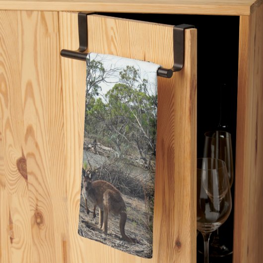 穏やかな瞬間：ビラボンでオーストラリアのカンガルー キッチンタオル (三つ折り)