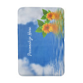 穏やかな穏やかなオレンジ色の花オン海 バスマット (正面縦)