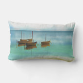 穏やかな穏やかな海とボート ランバークッション (裏面)