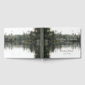 穏やかな素朴な湖の常緑樹の反射メモリ ゲストブック (全面)