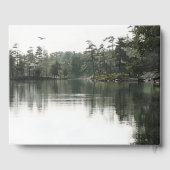 穏やかな素朴な湖の常緑樹の反射メモリ ゲストブック (裏面)