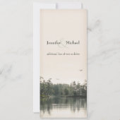 穏やかな素朴な湖の常緑樹の反射 招待状 (裏面)