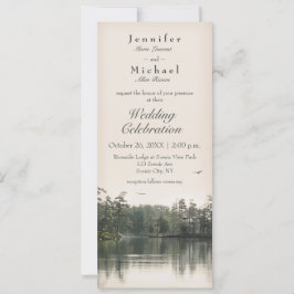 穏やかな素朴な湖の常緑樹の反射 招待状