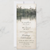 穏やかな素朴な湖の常緑樹の反射 招待状 (正面)