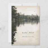 穏やかな素朴な湖の緑結婚の反射 招待状 (裏面)