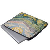 穏やかな谷：パステル風景 ラップトップスリーブ (正面下部)