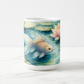 穏やかな金魚と蓮の池のアート コーヒーマグカップ (中央)