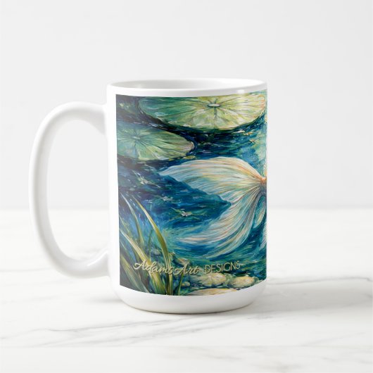 穏やかな金魚と蓮の池のアート コーヒーマグカップ (左)