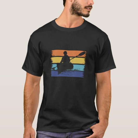 穏やかな釣りカヤックのユーモアデザイン Tシャツ (正面)