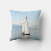 穏やかな鏡のような海の上でセーリング クッション (裏面)