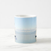 穏やかな鏡のような海の上でセーリング コーヒーマグカップ (中央)