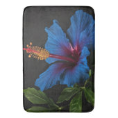 "穏やかな開花：ブルーハイビスカスの花の美しい バスマット (正面縦)