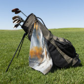 穏やかな雪に覆われた冬の川の風景絵を描。 ゴルフタオル (グリーン)