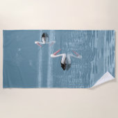 穏やかな青い水の上でパドリングするペリカンカップル ビーチタオル (正面)