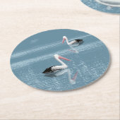 穏やかな青い水の上でパドリングするペリカンカップル ラウンドペーパーコースター (アングル)
