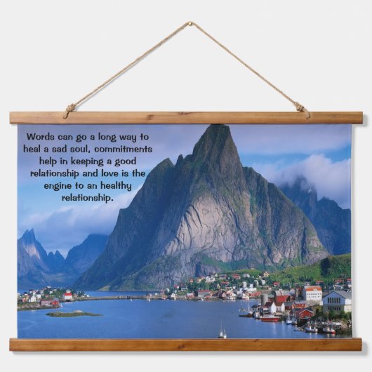 穏やかな青い海と沿岸の山景色 吊り下げ型タペストリー (正面)